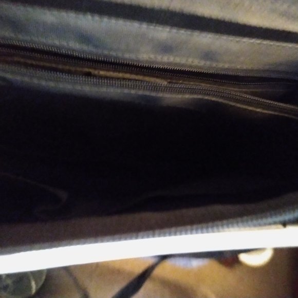 BEIJO LONDON PARIS NEW YORK PATENT PURSE - Picture 6 of 7